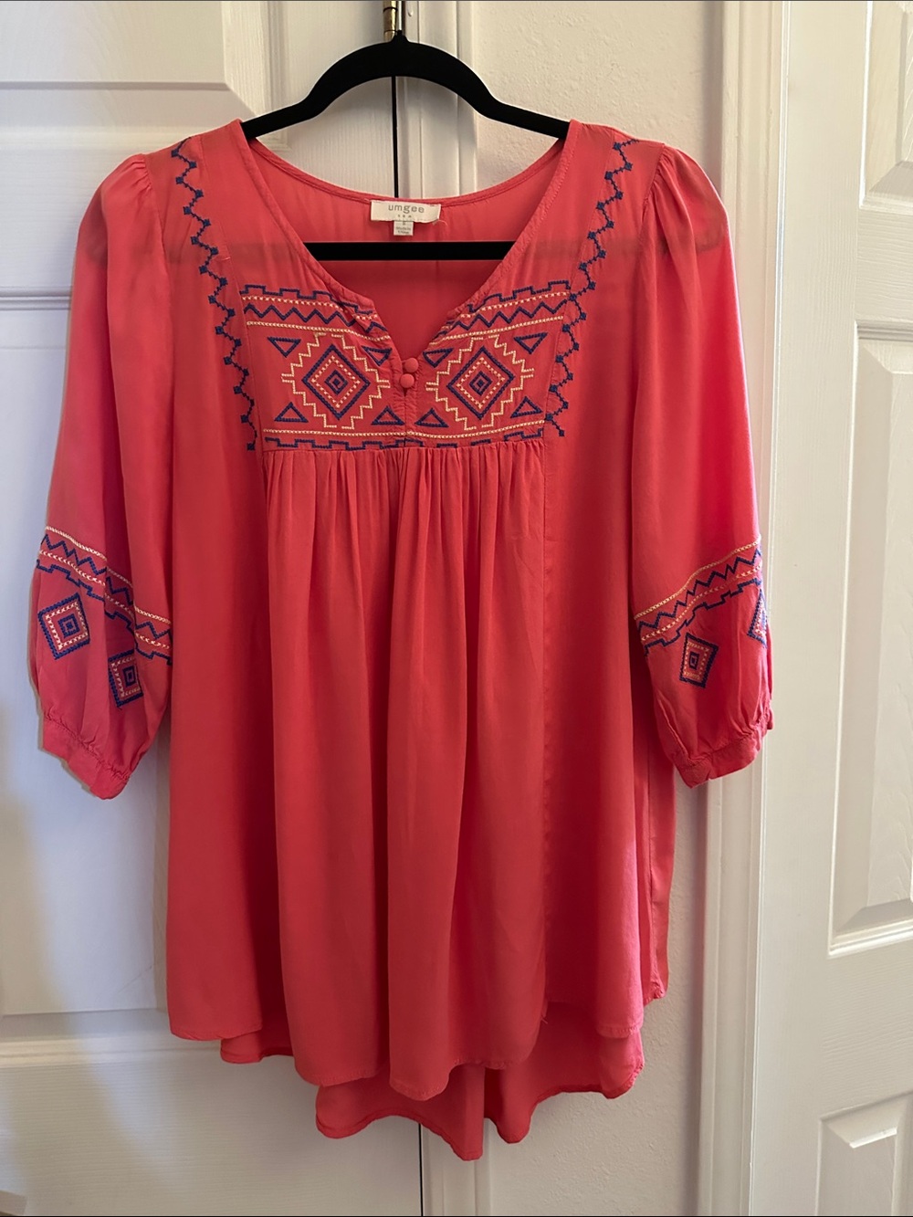 Umgee Coral Tunic with Navy Geometric Embroidery Size Small